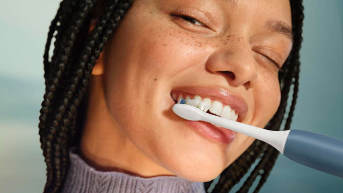 Philips Sonicare 4100 Series HX4041/48 Marineblau produkt in gebrauch