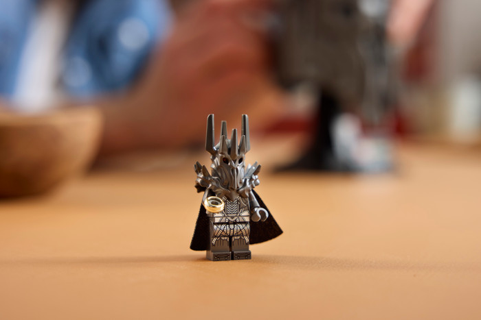 LEGO Icons Der Herr der Ringe: Saurons Helm 11373 produkt in gebrauch