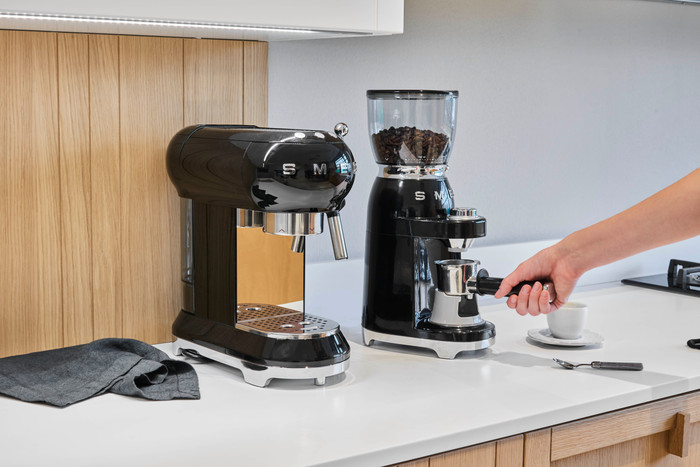 SMEG CGF11BLEU Schwarz produkt in gebrauch