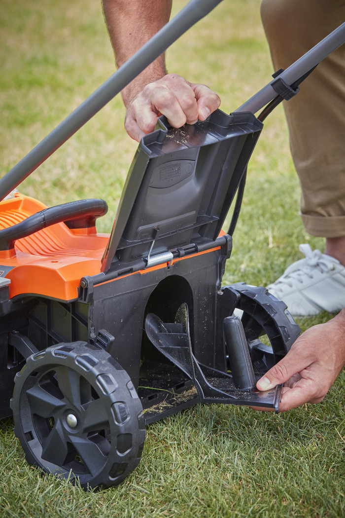 BLACK+DECKER BCMW3318L2-QW product in use