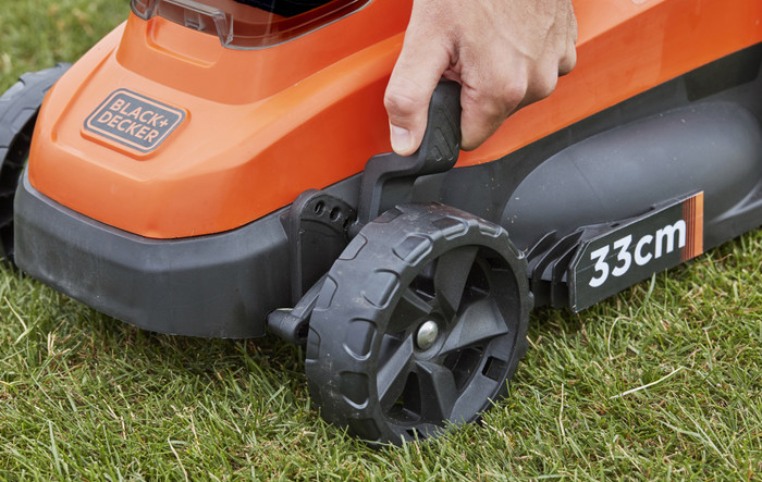 BLACK+DECKER BCMW3318L2-QW product in use