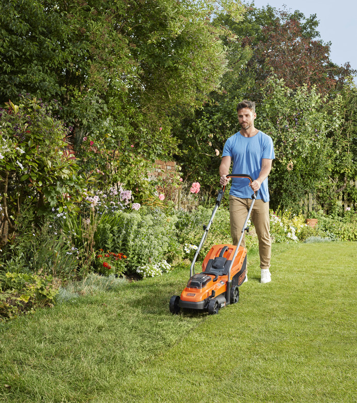 BLACK+DECKER BCMW3318L2-QW product in use