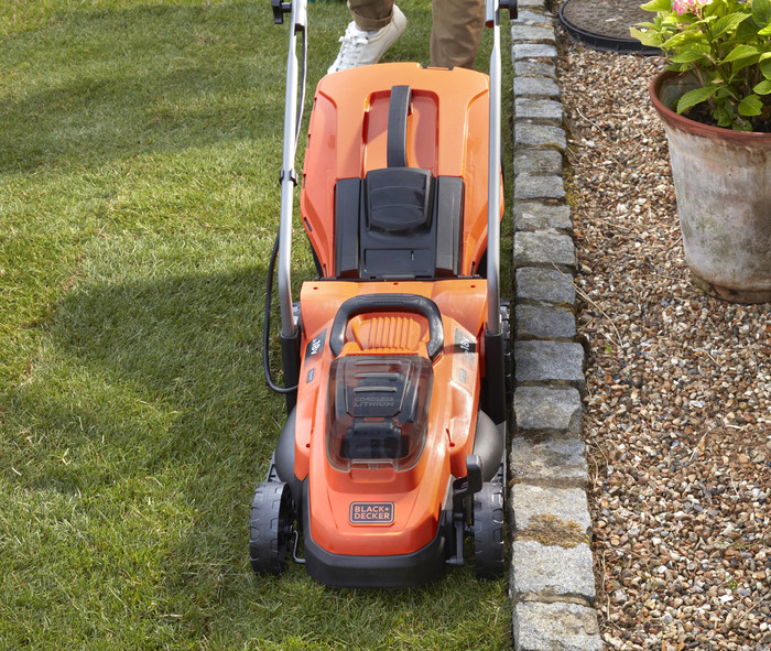 BLACK+DECKER BCMW3318L2-QW product in use