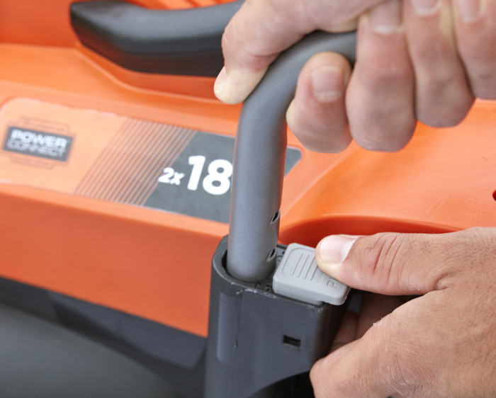 BLACK+DECKER BCMW3318L2-QW product in use