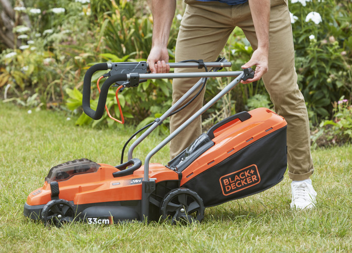 BLACK+DECKER BCMW3318L2-QW product in use
