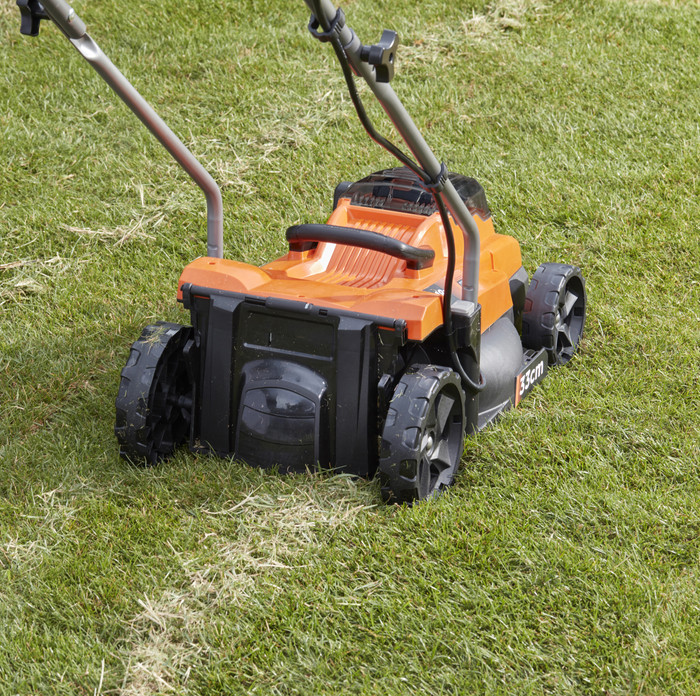 BLACK+DECKER BCMW3318L2-QW product in use