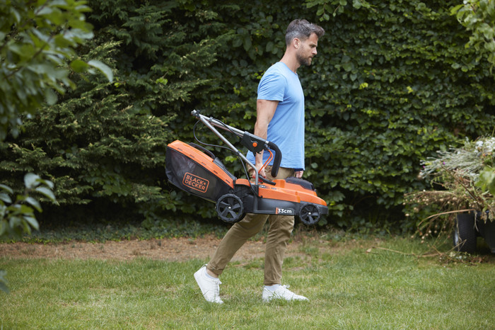 BLACK+DECKER BCMW3318L2-QW product in use