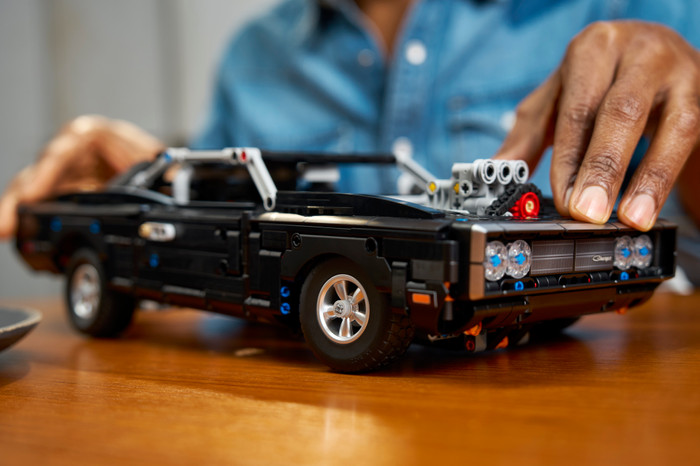 LEGO Technic Fast and Furious Dodge Charger R/T Auto 42231 produkt in gebrauch