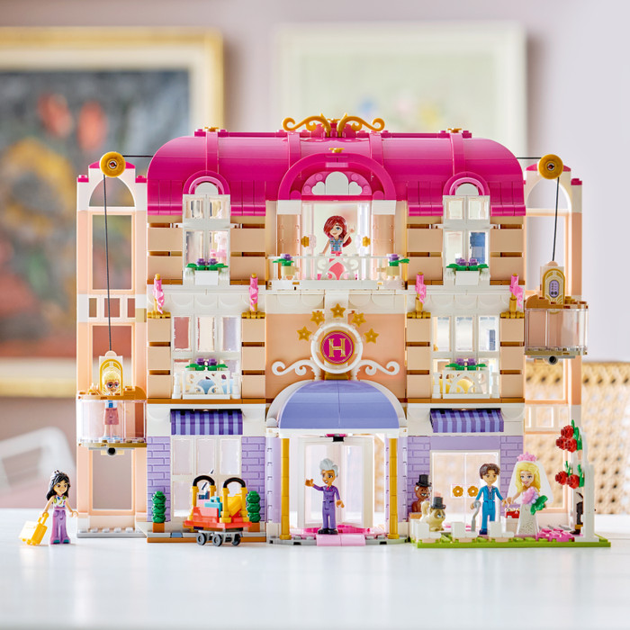 LEGO Friends Das Grandhotel von Heartlake City 42704 produkt in gebrauch