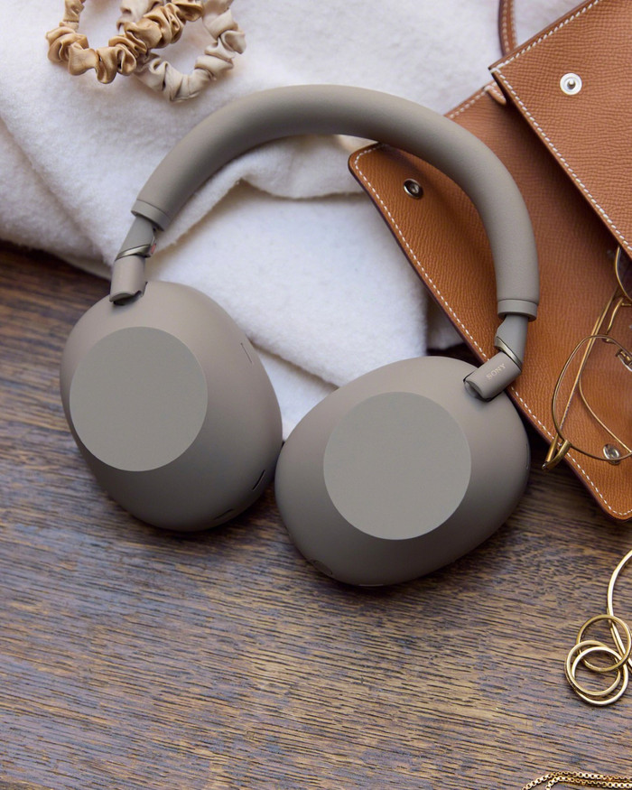 Sony WH1000XM6 Sandstone produkt in gebrauch