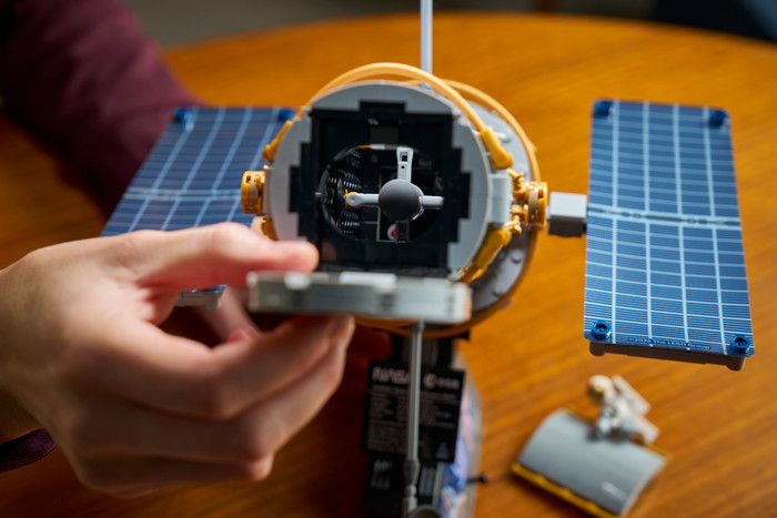 LEGO Icons Hubble-Weltraumteleskop 11382 detail