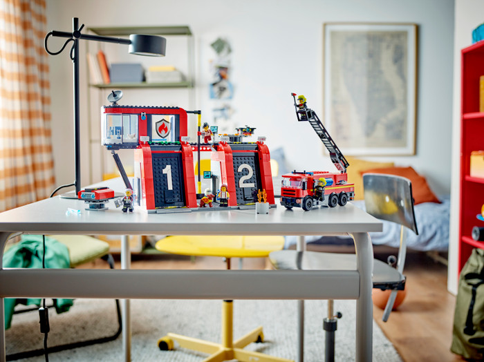 LEGO City Feuerwehrstation mit Drehleiterfahrzeug 60414 produkt in gebrauch