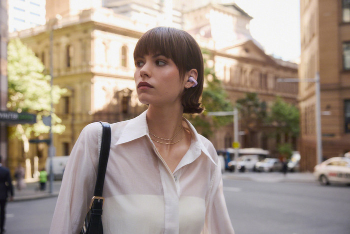 Sony Linkbuds Clip Lila produkt in gebrauch