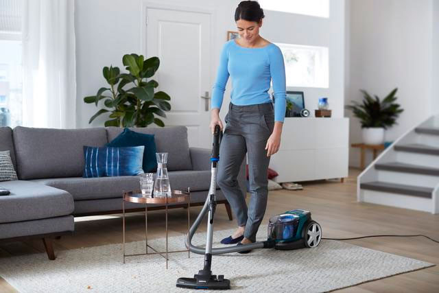 Philips FC9334/09 PowerPro Compact product in use