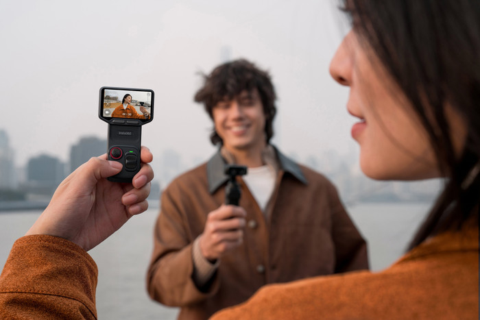 Insta360 Luna Ultra Schwarz produkt in gebrauch