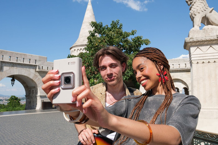 Fujifilm Instax Mini LiPlay+ Sand Beige produkt in gebrauch