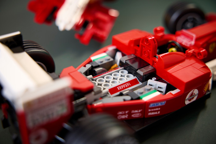 LEGO Icons F1 Ferrari und Michael Schumacher 11375 produkt in gebrauch