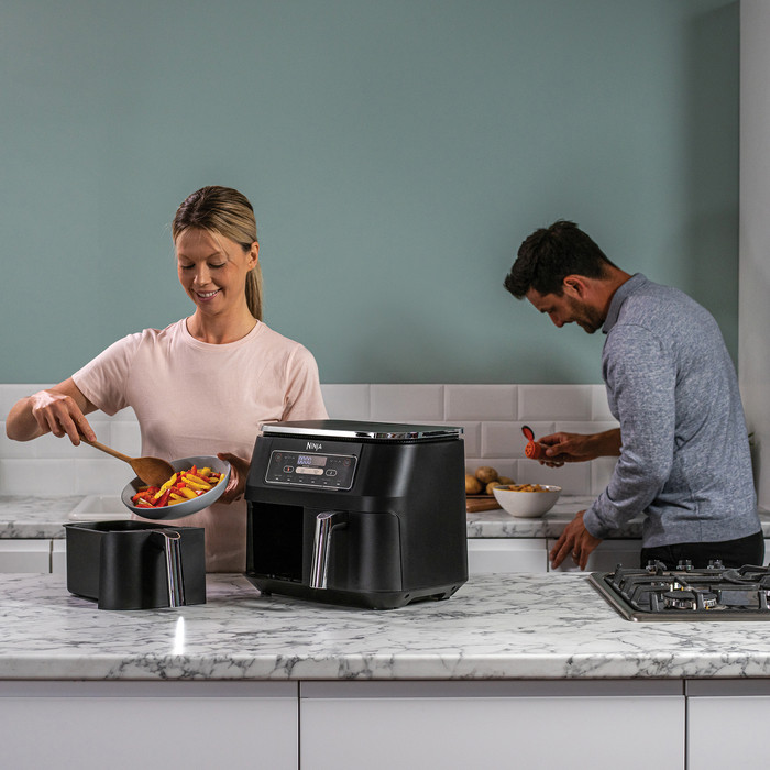 Ninja Foodi AirFryer AF300EU product in use