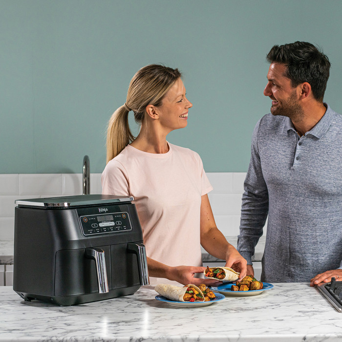 Ninja Foodi AirFryer AF300EU product in use