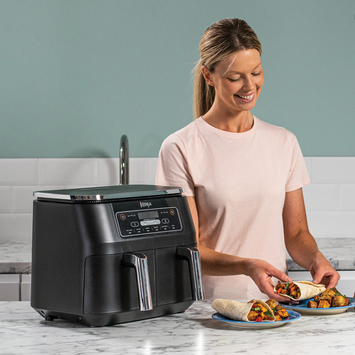 Ninja Foodi AirFryer AF300EU product in use