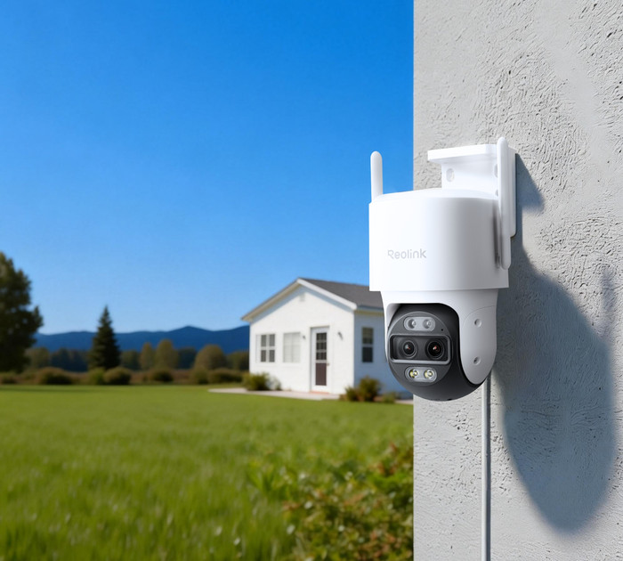 Reolink TrackMix W760 + Home Hub 1 product in use