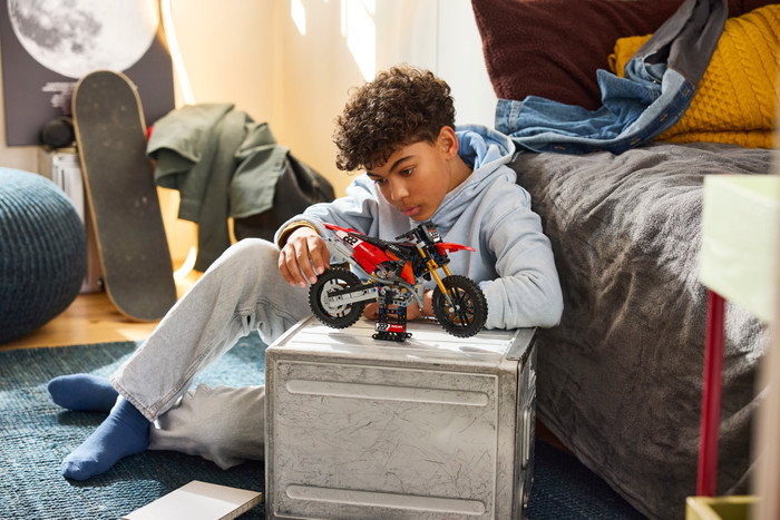 LEGO Technic Ducati Desmo450 MX Factory Motorrad 42238 produkt in gebrauch
