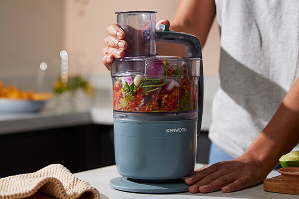 Kenwood Multipro Go FDP23.140GY Storm Grey produkt in gebrauch