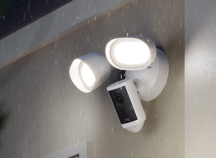 Ring Floodlight Cam Wired Pro 2. Generation Weiß produkt in gebrauch