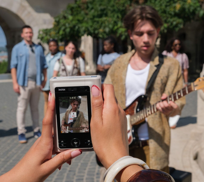Fujifilm Instax Mini LiPlay+ Sand Beige produkt in gebrauch