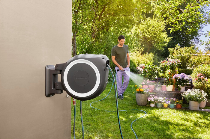 Gardena Wand-Schlauchbox 25 RollUp M/L Weiß produkt in gebrauch