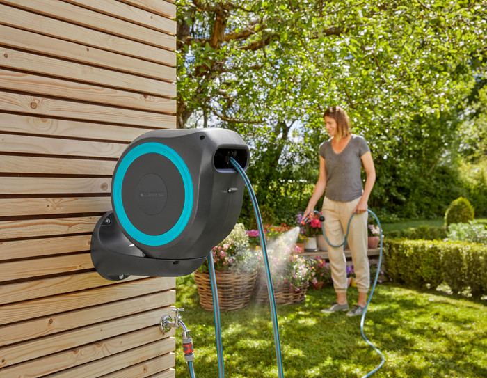 Gardena Wand-Schlauchbox 15 RollUp S produkt in gebrauch