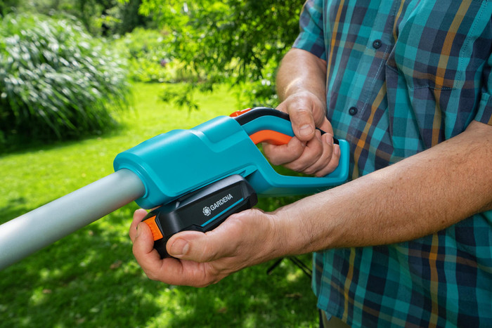 Gardena THS 42/18V-P4A Set product in use