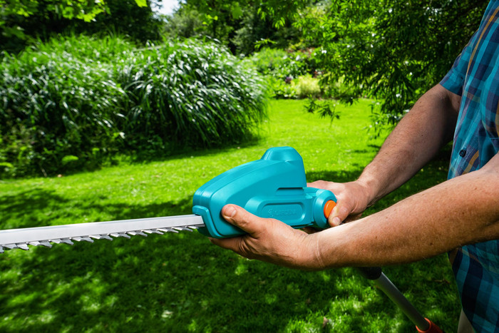 Gardena THS 42/18V-P4A Set product in use