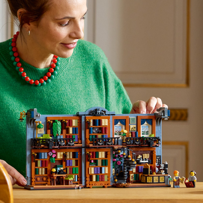 LEGO Icons Bookend: Bookstore 11379 product in use