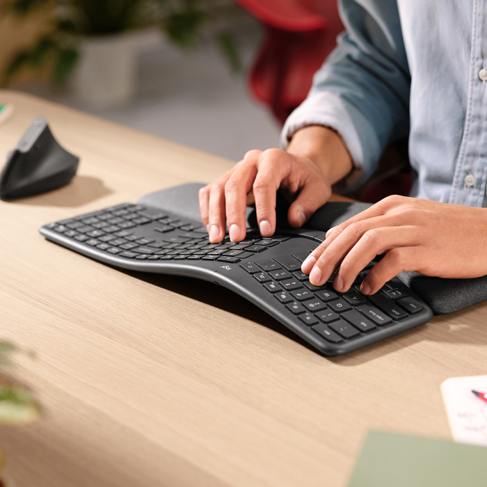 Logitech ERGO K860 Ergonomic Wireless Keyboard QWERTZ produkt in gebrauch