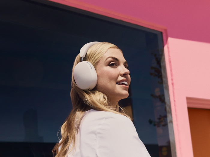Sonos Ace Weiß + BlueBuilt Power-Delivery-Ladegerät mit USB-C-Port 20 W Weiß produkt in gebrauch