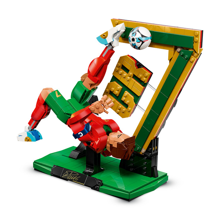 LEGO Editions Cristiano Ronaldo - Football Legend 43016 product in use