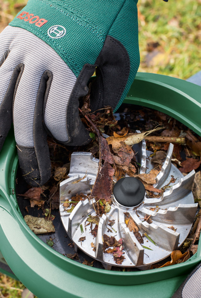 Bosch UniversalGardenTidy 3000 product in use