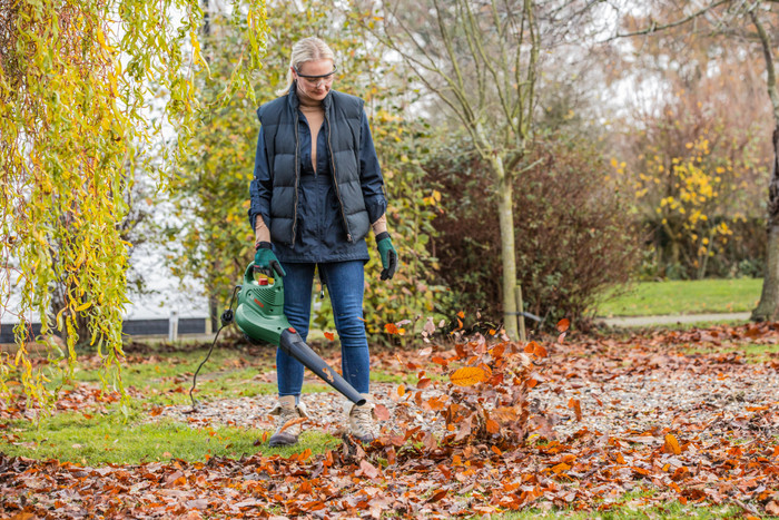Bosch UniversalGardenTidy 3000 product in use