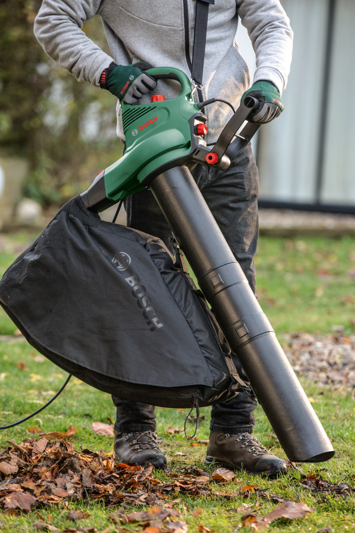 Bosch UniversalGardenTidy 3000 product in use