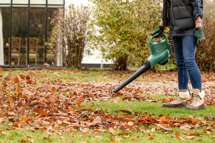 Bosch UniversalGardenTidy 3000 product in use