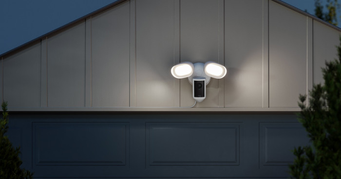 Ring Floodlight Cam Wired Pro 2. Generation Weiß produkt in gebrauch