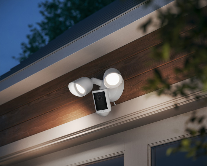 Ring Floodlight Kamera 2. Generation Weiß produkt in gebrauch
