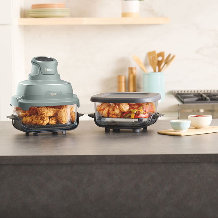 Ninja CRISPi 4-in-1 Glass Airfryer Green product in use