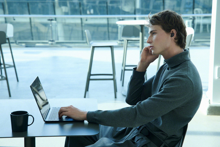 Sony WF1000XM6B Schwarz produkt in gebrauch