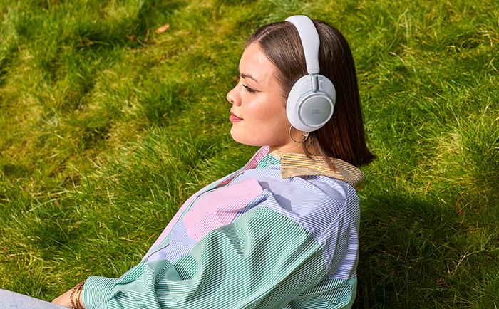 JBL Live 780NC Weiß produkt in gebrauch