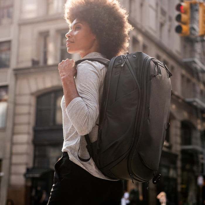 Peak Design Travel Backpack 45L v2 Black produkt in gebrauch