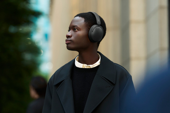 Sony WH-CH730N Black product in use