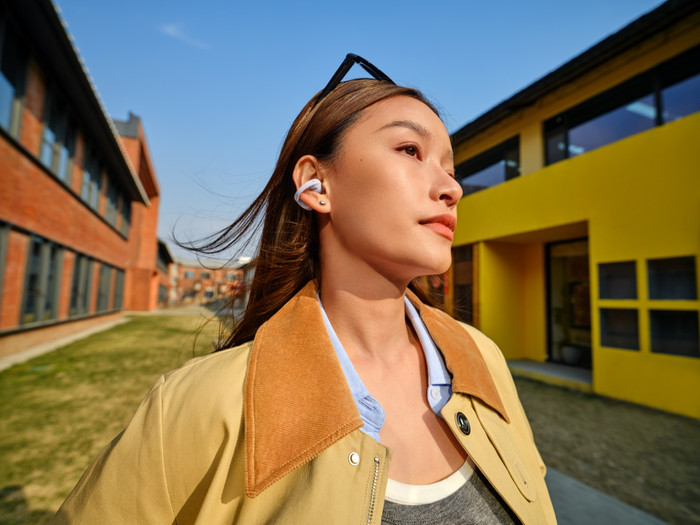 Shokz OpenDots Air Lila produkt in gebrauch