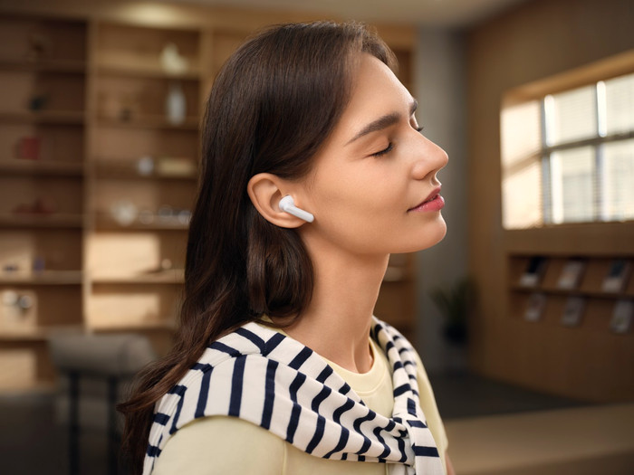 HUAWEI FreeBuds SE 4 ANC White product in use